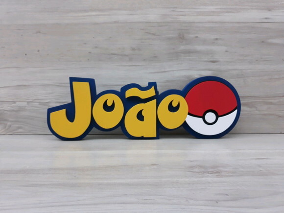 Nome em MDF - Peça de mesa Tema POKEMON - João - 13 cm