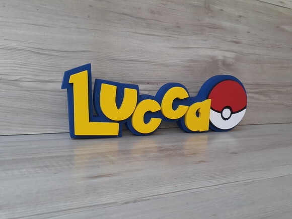 Nome em MDF - Peça de mesa Tema POKEMON - Lucca - 10 cm