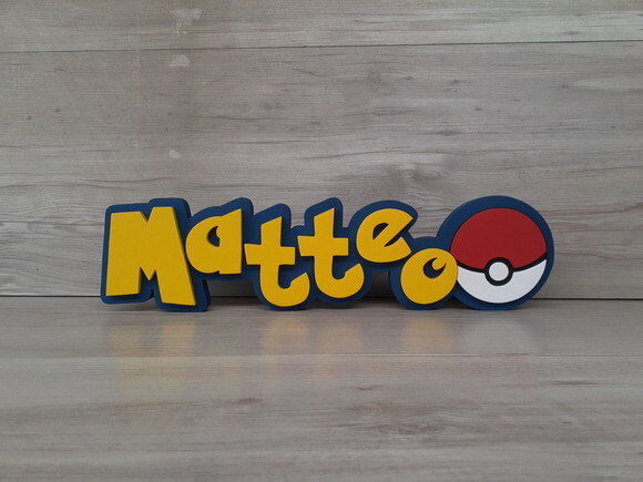 Nome em MDF - Peça de mesa Tema POKEMON - Matteo - 10 cm