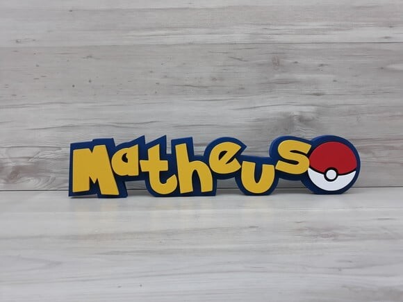 Nome em MDF - Peça de mesa Tema POKEMON - Matheus - 13 cm