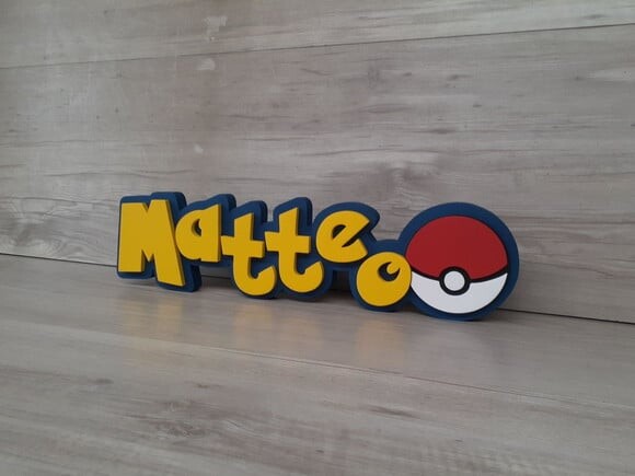 Nome em MDF - Peça de mesa Tema POKEMON - Matteo - 10 cm