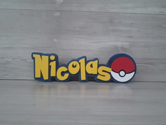 Nome Em Mdf - Peça De Mesa Tema Pokemon - Nicolas - 10 Cm