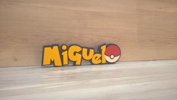 Nome em MDF - Peça de mesa Tema POKEMON - Miguel - 10 cm