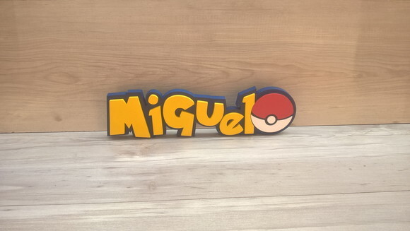 Nome em MDF - Peça de mesa Tema POKEMON - Miguel - 10 cm