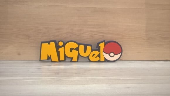 Nome em MDF - Peça de mesa Tema POKEMON - Miguel - 10 cm