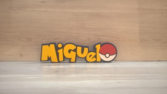 Nome em MDF - Peça de mesa Tema POKEMON - Miguel - 10 cm