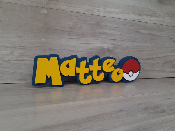 Nome em MDF - Peça de mesa Tema POKEMON - Matteo - 10 cm