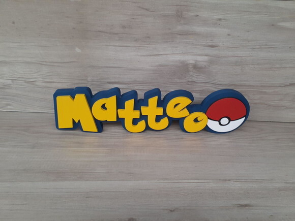 Nome em MDF - Peça de mesa Tema POKEMON - Matteo - 10 cm