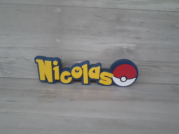 Nome Em Mdf - Peça De Mesa Tema Pokemon - Nicolas - 10 Cm