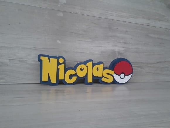 Nome Em Mdf - Peça De Mesa Tema Pokemon - Nicolas - 10 Cm