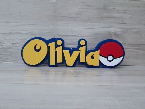 Nome em MDF - Peça de mesa Tema POKEMON - Olivia 10 cm