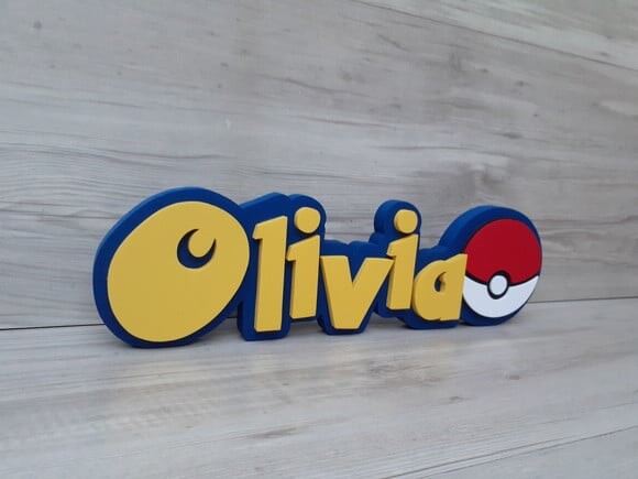 Nome em MDF - Peça de mesa Tema POKEMON - Olivia 10 cm