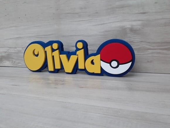 Nome em MDF - Peça de mesa Tema POKEMON - Olivia 10 cm