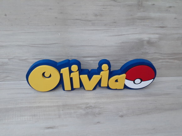 Nome em MDF - Peça de mesa Tema POKEMON - Olivia 10 cm