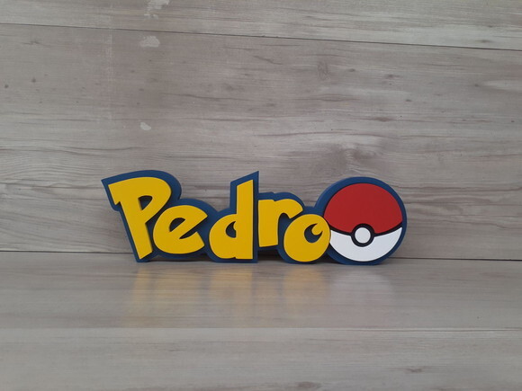 Nome em mdf - Peça de Mesa Tema Pokemon - Pedro - 10 cm