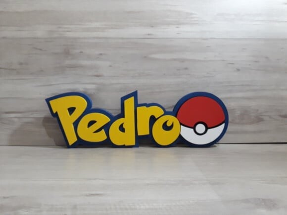 Nome em mdf - Peça de Mesa Tema Pokemon - Pedro - 13 cm