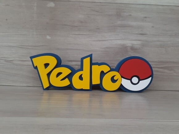 Nome em mdf - Peça de Mesa Tema Pokemon - Pedro - 10 cm