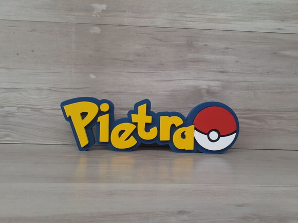 Nome em mdf - Peça de Mesa Tema Pokemon - Pietra - 10 cm