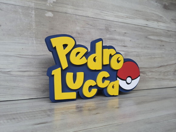 Nome em mdf - Peça de Mesa Tema Pokemon - Pedro Lucca 17 cm