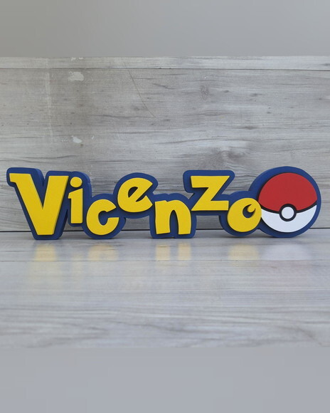 Nome em mdf - Peça de Mesa Tema Pokemon - Vicenzo - 10 cm