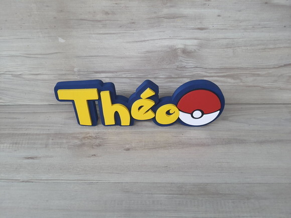 Nome em mdf - Peça de Mesa Tema Pokemon - Théo - 10 cm