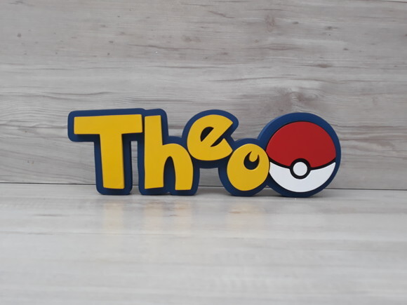 Nome em MDF - Peça de mesa Tema POKEMON - Theo - 10 cm