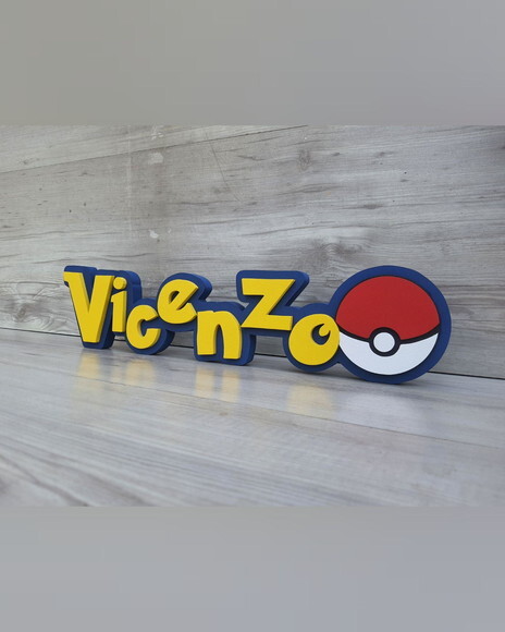 Nome em mdf - Peça de Mesa Tema Pokemon - Vicenzo - 10 cm