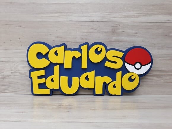 Nome em MDF- Peça de mesa Tema POKEMON- Carlos Eduardo 18 cm
