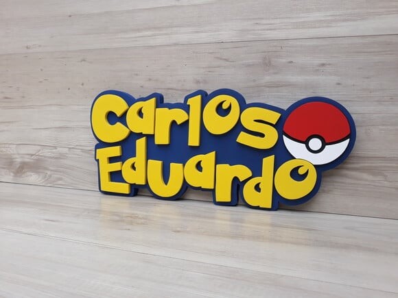Nome em MDF- Peça de mesa Tema POKEMON- Carlos Eduardo 18 cm