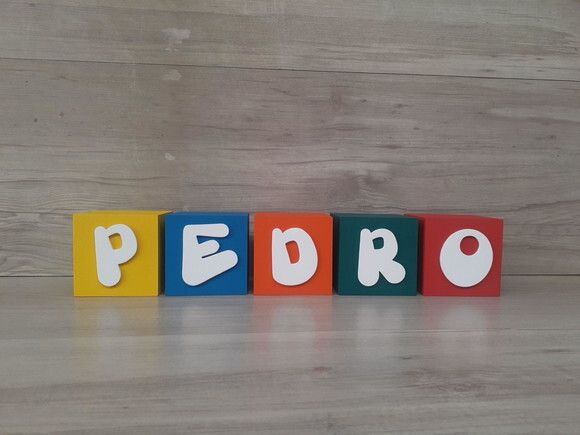 Nomes em Cubos - Mod. Infantil - 8 x 8 x 8 cm - 5 Letras