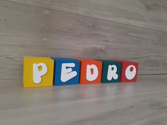 Nomes em Cubos - Mod. Infantil - 8 x 8 x 8 cm - 5 Letras