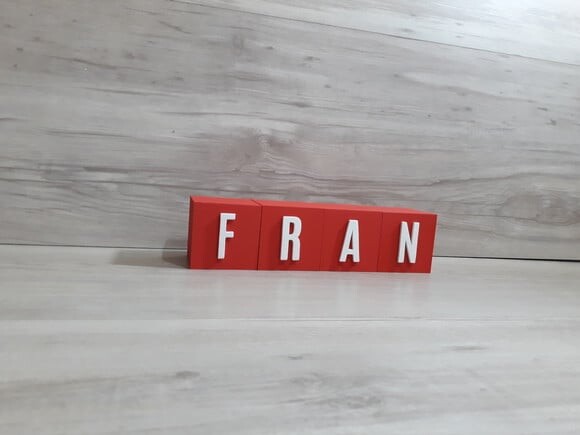 Nomes em Cubos - Mod. Youtube - 6 x 6 x 6 cm - 4 Letras