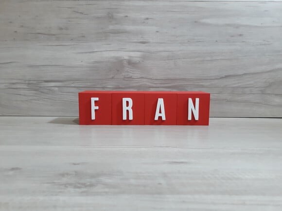 Nomes em Cubos - Mod. Youtube - 6 x 6 x 6 cm - 4 Letras
