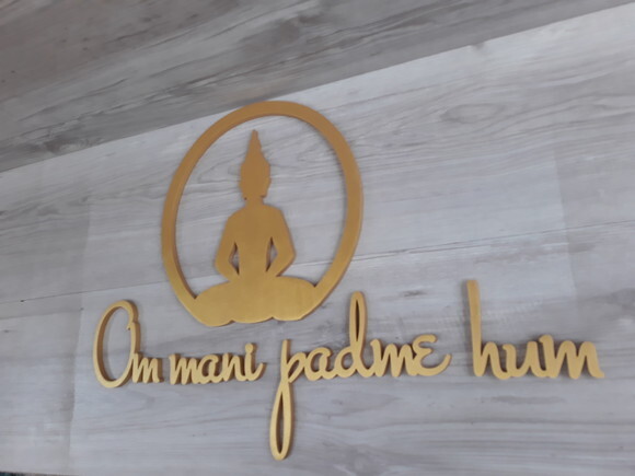 Om Mani Padme Hum - Mantra (parede) + Escultura Buda