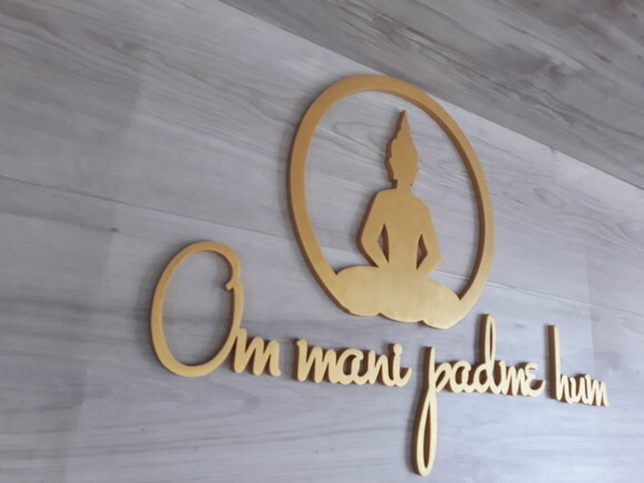 Om Mani Padme Hum - Mantra (parede) + Escultura Buda