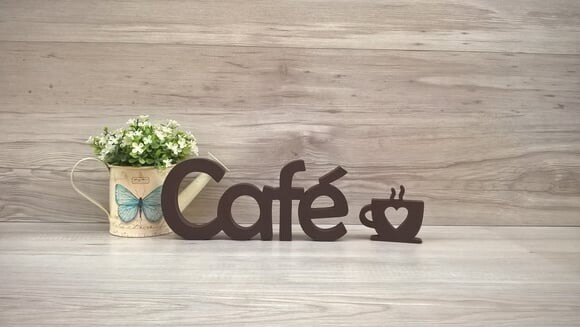 Palavra decorativa Café + escultura xícara