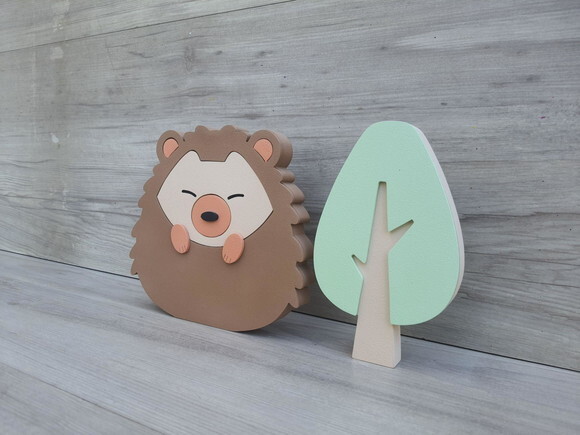 Porco Espinho + Árvore de Mesa em mdf - 15 cm