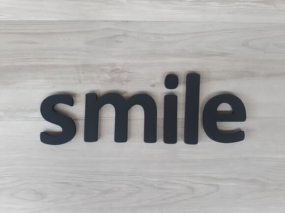 Smile - Palavra Decorativa de Parede em mdf