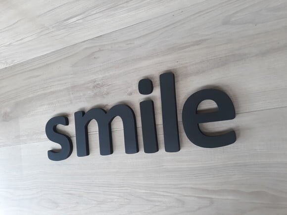 Smile - Palavra Decorativa de Parede em mdf