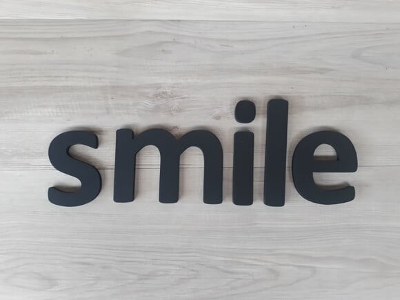 Smile - Palavra Decorativa de Parede em mdf