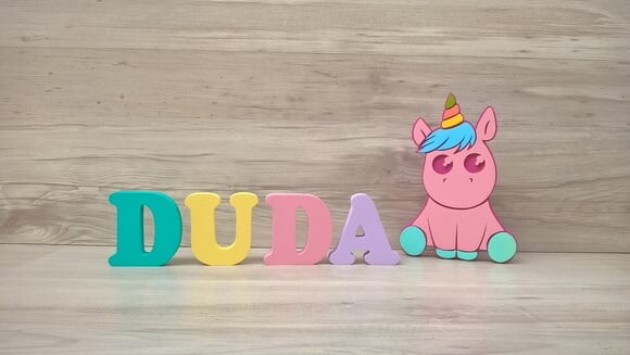 Unicórnio Bebê + Nome de Mesa em mdf