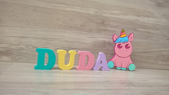 Unicórnio Bebê + Nome de Mesa em mdf