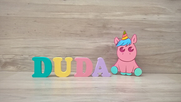Unicórnio Bebê + Nome de Mesa em mdf