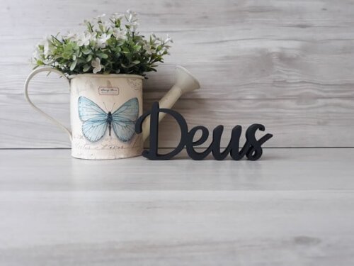Deus - linha CK - Palavra de mesa em MDF - Tamanho P