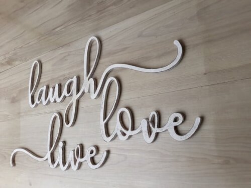 Frase em mdf para decoração de parede - live love laugh -