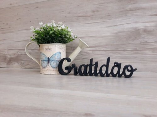 Gratidão - Palavra de mesa em MDF - Tamanho P