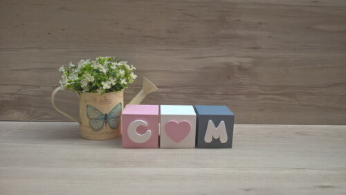 Iniciais em Cubos Decorativos + coração - 6 x 6 x 6 cm