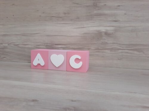 Iniciais em Cubos Decorativos + coração - 6 x 6 x 6 cm