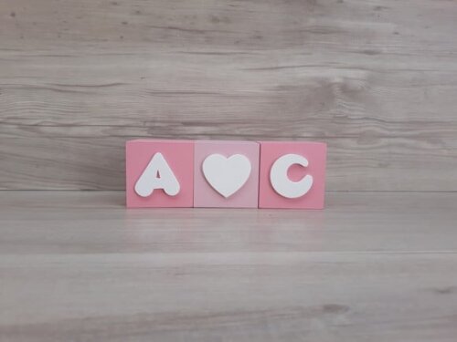 Iniciais em Cubos Decorativos + coração - 6 x 6 x 6 cm