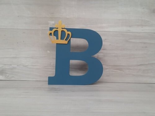 Letra com Aplique Coroa - em mdf - 20 cm - Peça de Mesa